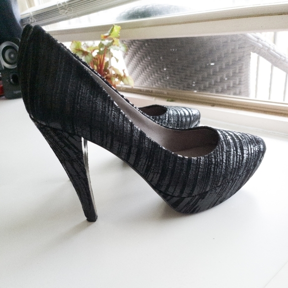 Kenneth Cole Black Embossed Heels - Picture 1 of 2